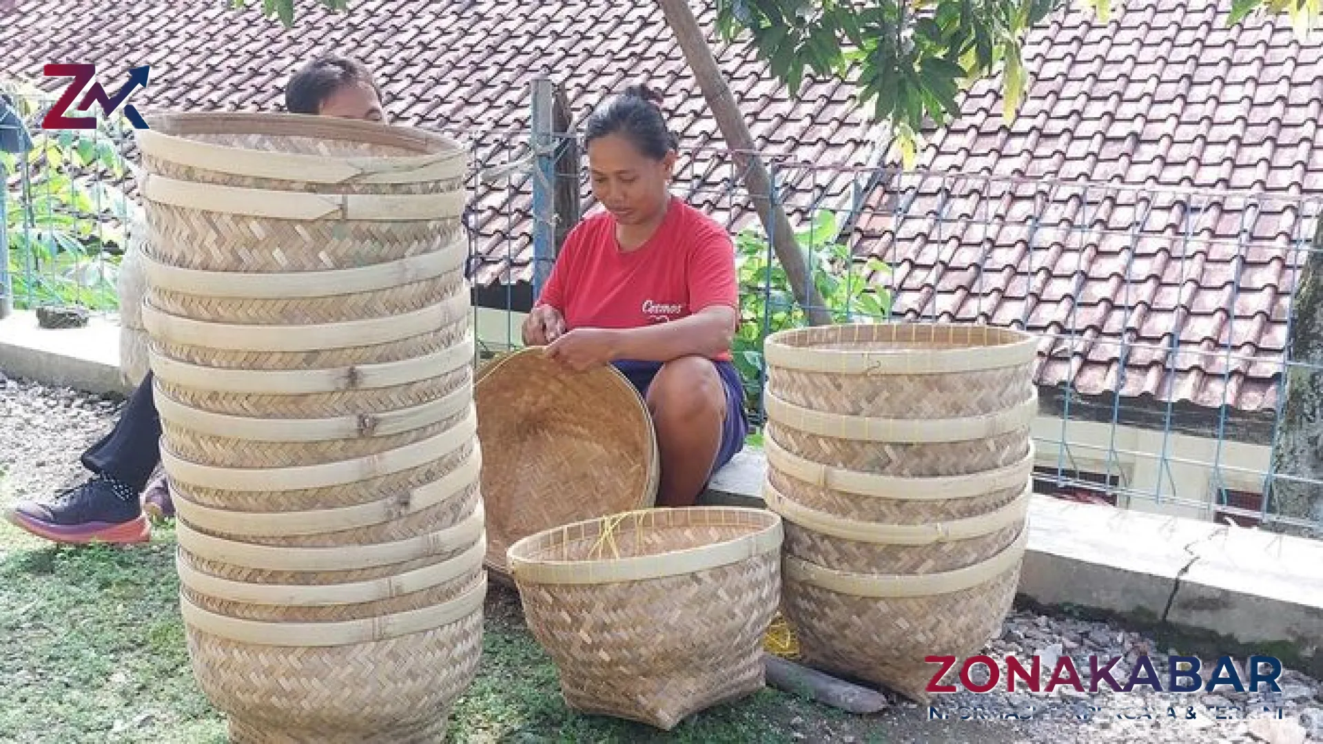 Menyulam Asa dari Serat Bambu: Kisah Tangguh Perajin Tradisional Cipanas Cirebon yang Tak Lekang Zaman