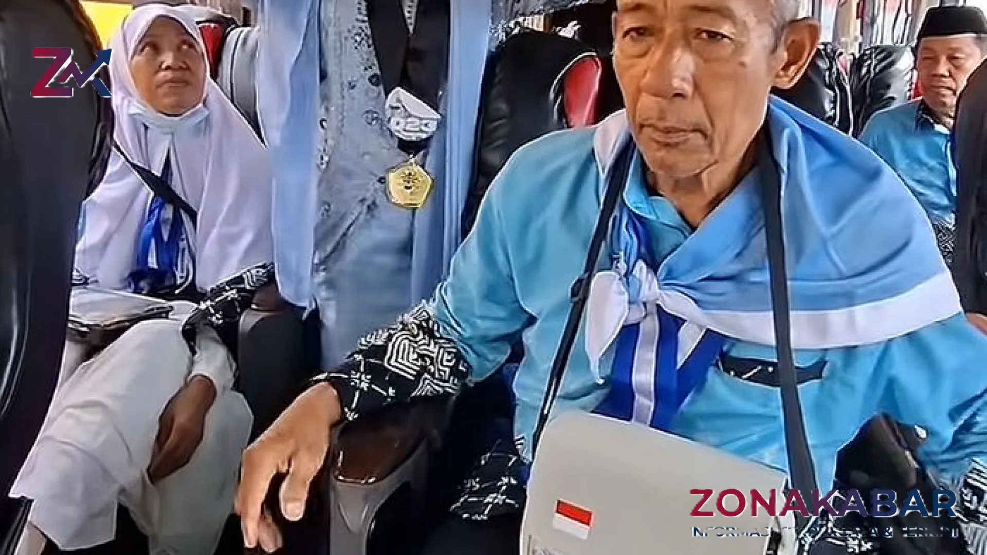 Kisah Haru Wisudawati Majene Rayakan Kelulusan di Dalam Bus, Berburu Restu Orang Tua Sebelum ke Tanah Suci