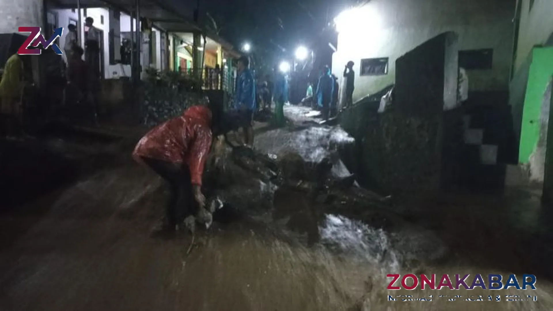 Sungai Gunung Sukorini Meluap, Banjir Bandang Terjang Citrosono Magelang: Motor Hanyut dan Belasan Rumah Terendam Lumpur
