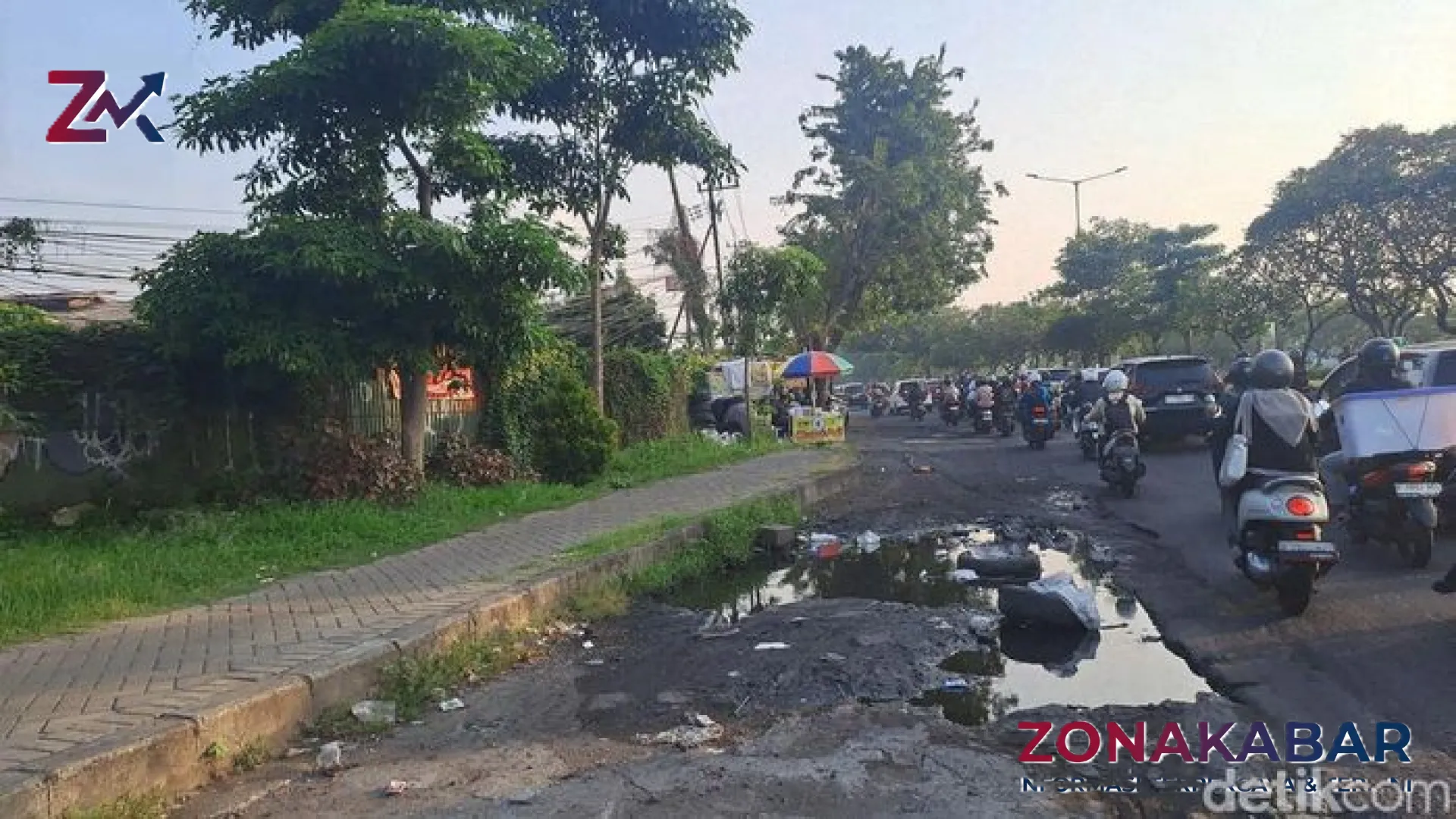 Potret Kelam di Jalur Utama Sidoarjo: Genangan Air dan Lubang Maut Aloha yang Tak Kunjung Usai