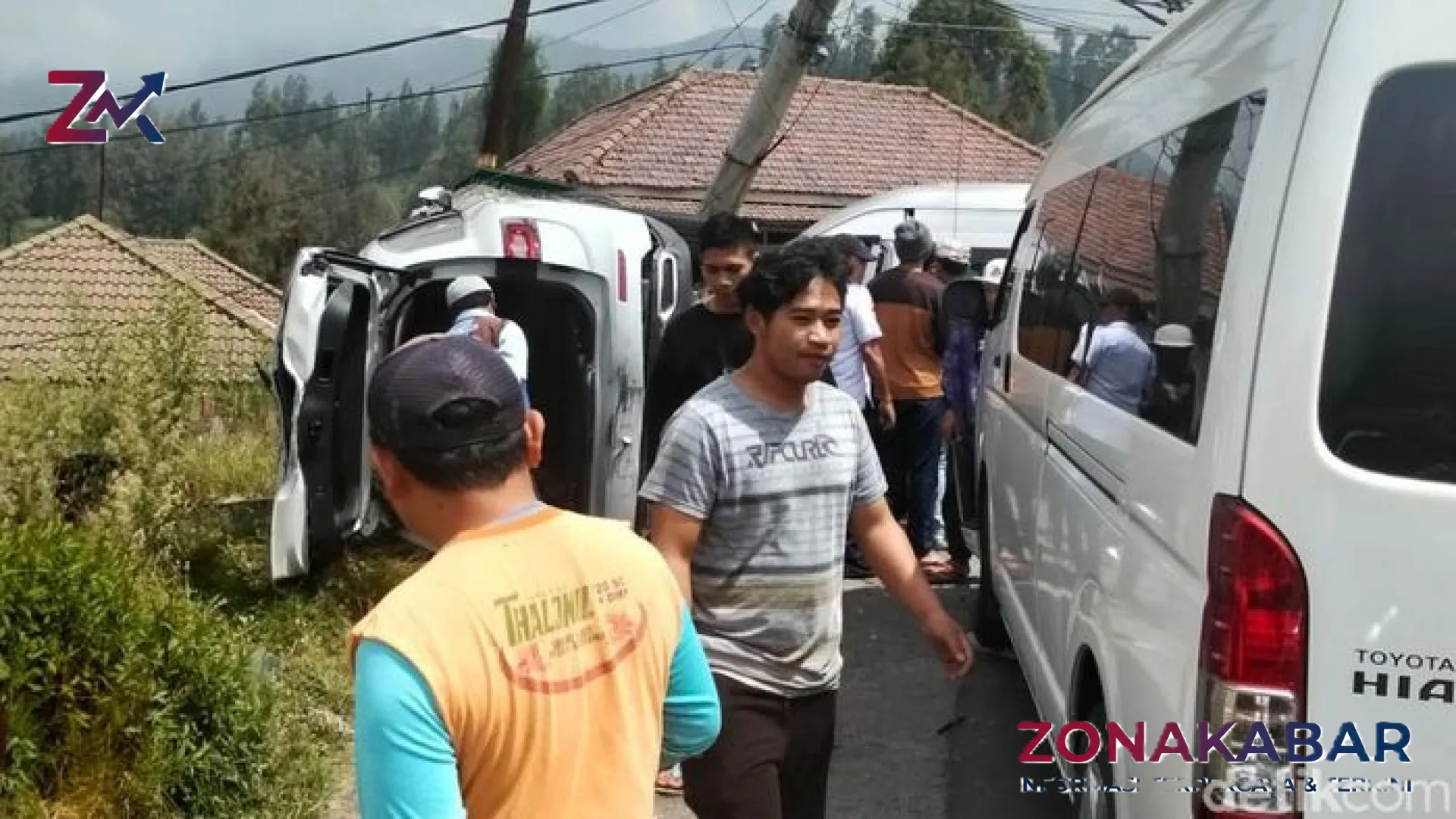 Tragedi Rem Blong di Lereng Bromo: Hiace Angkut Wisatawan Singapura Hantam Empat Mobil dan Tiang Listrik