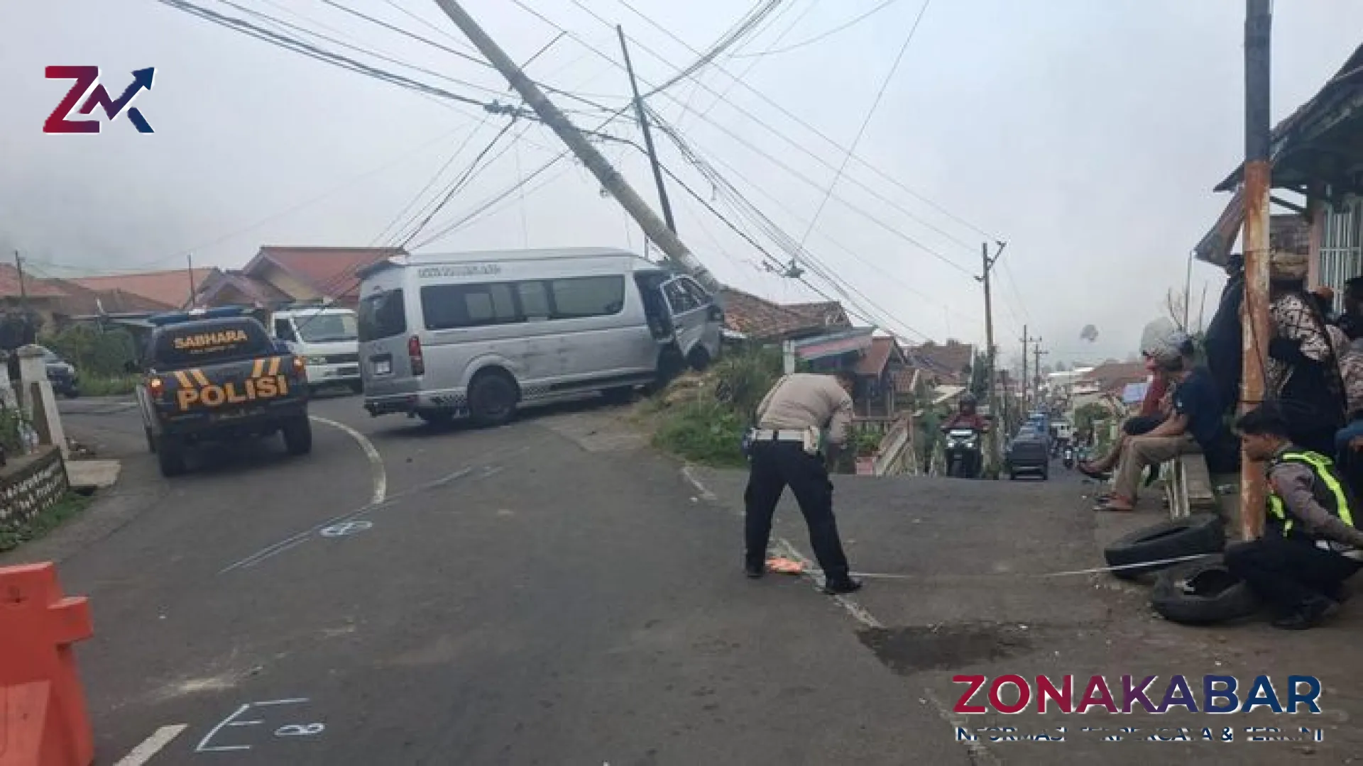 Tragedi Jalur Bromo: Kronologi Toyota Hiace Wisman Singapura Rem Blong yang Menghantam 4 Kendaraan