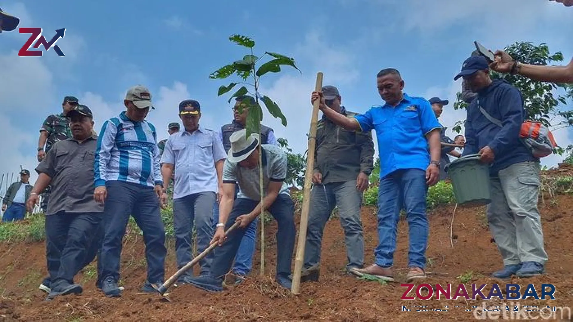 Langkah Berani Menteri LH Jumhur Hidayat: Menggerakkan Ribuan Buruh untuk Reforestasi 12,4 Juta Hektar Lahan Kritis