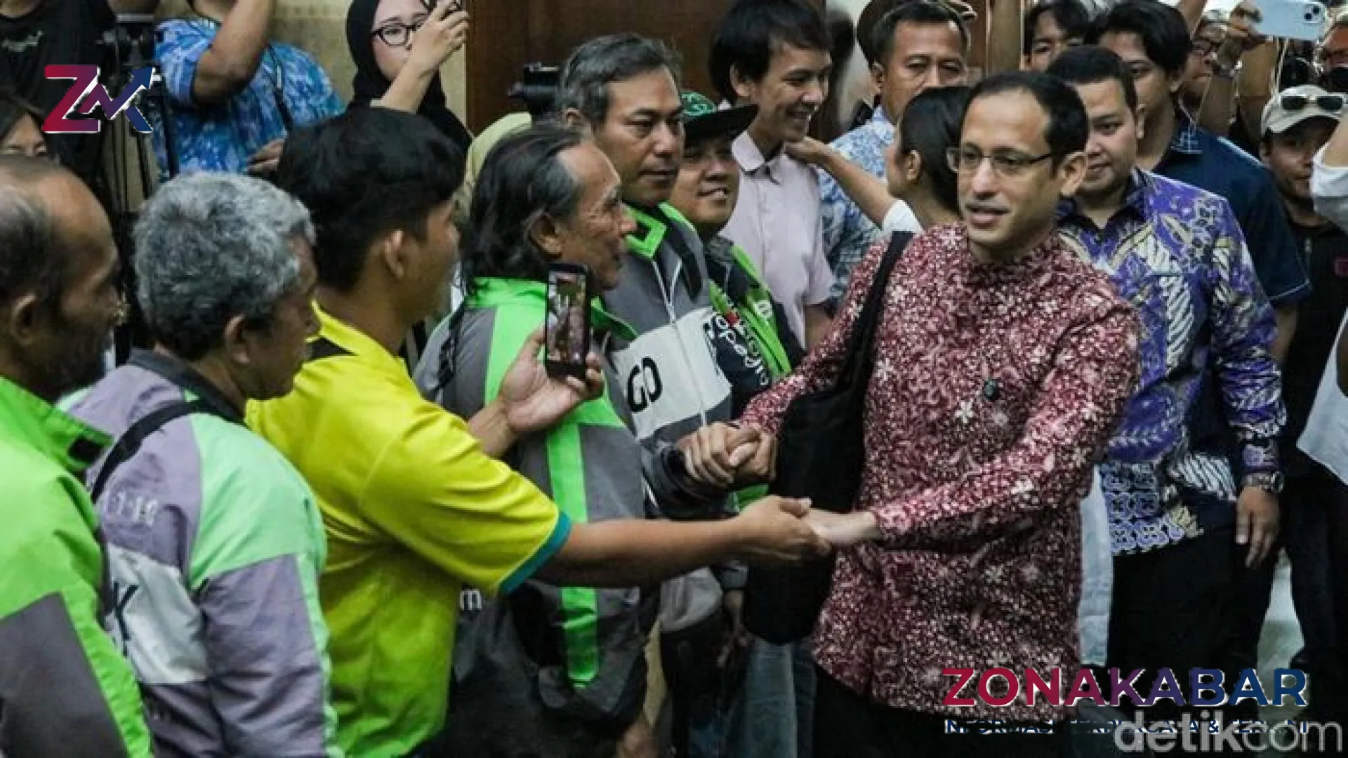 Momen Haru di Balik Tuntutan 18 Tahun Bui Nadiem Makarim: Pelukan Hangat Ojol dan Jejak Kasus Chromebook