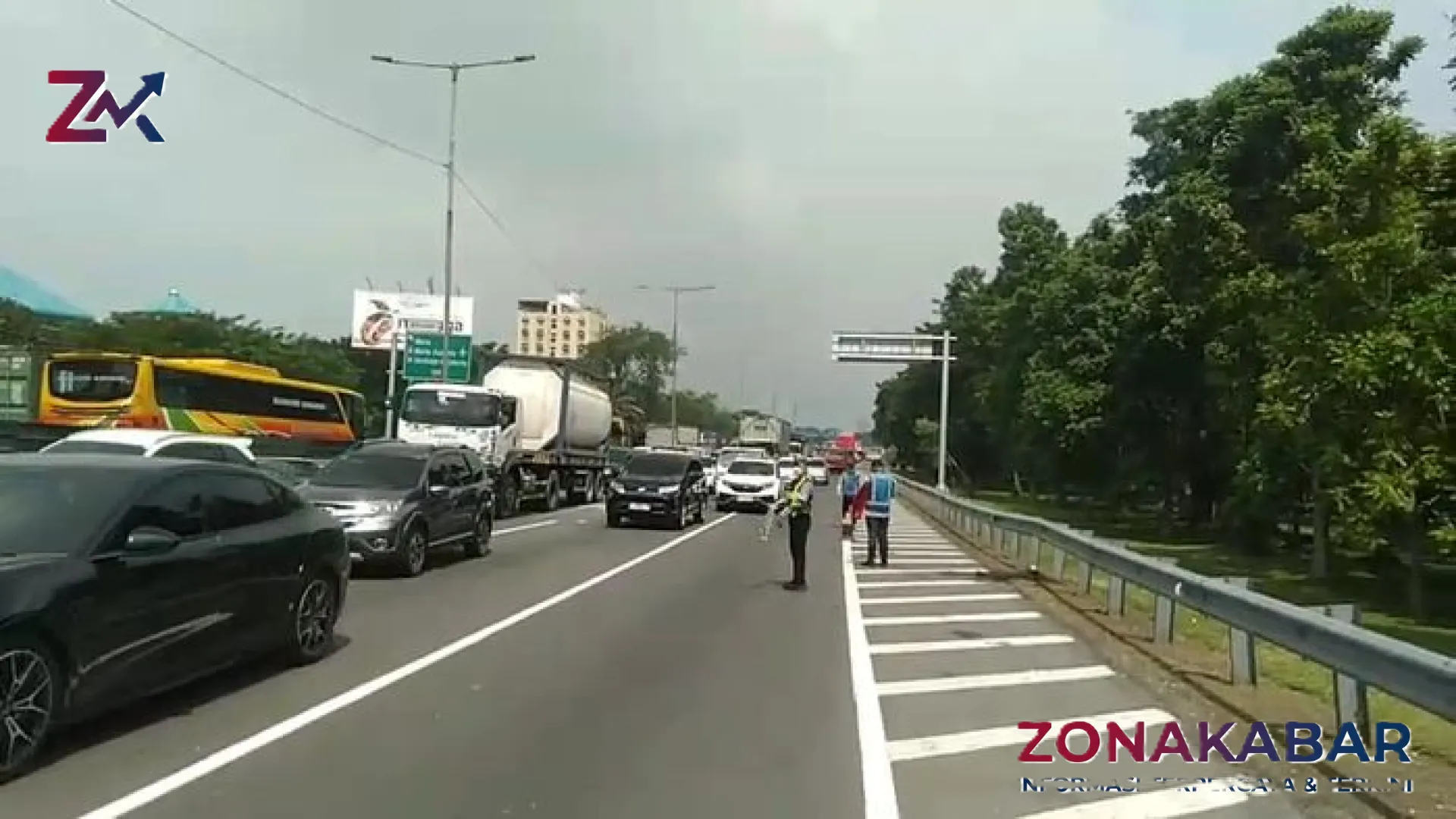 Insiden ‘Adu Gajah’ di Ruas Tol Waru-Perak KM 15: Kemacetan Mengular, Begini Kronologi dan Update Terbarunya