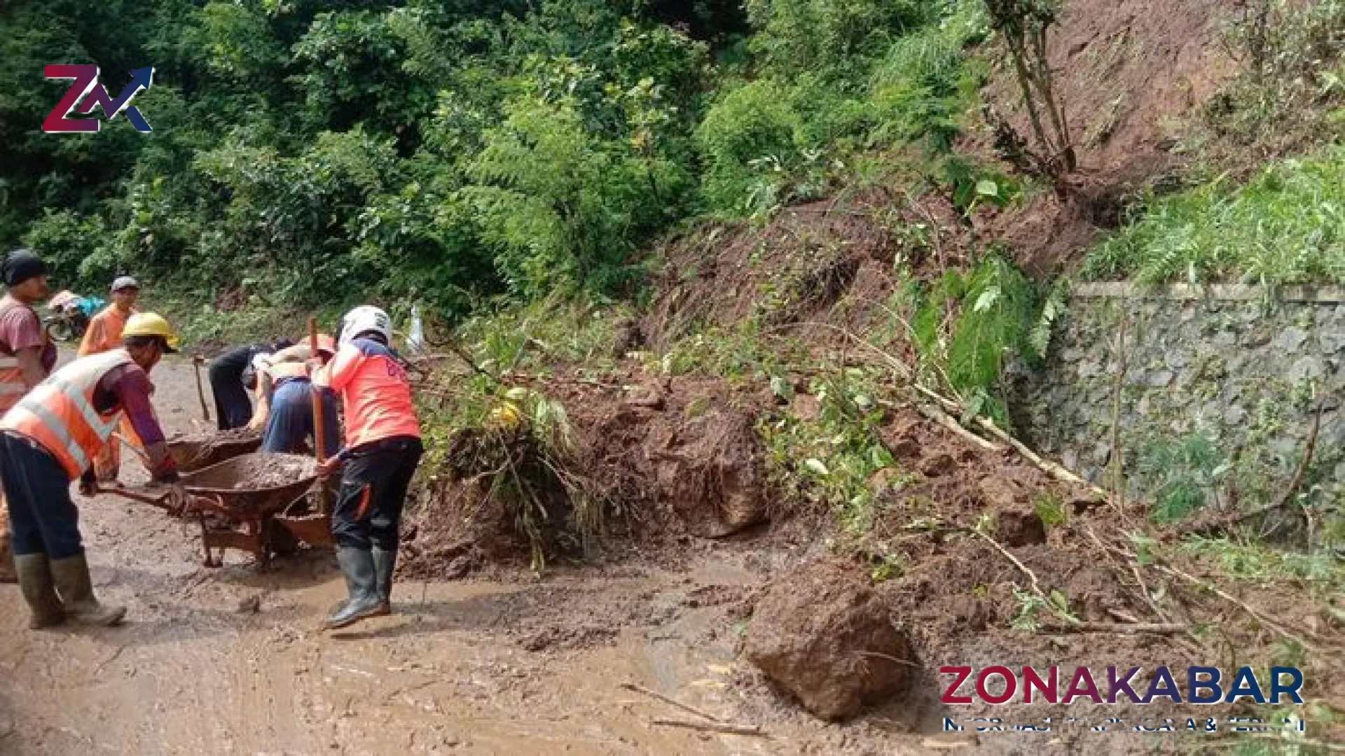 Jalur Malang-Lumajang Lumpuh Total: Longsor Ampelgading Menimbun Akses Utama, BPBD Berjibaku Lakukan Evakuasi