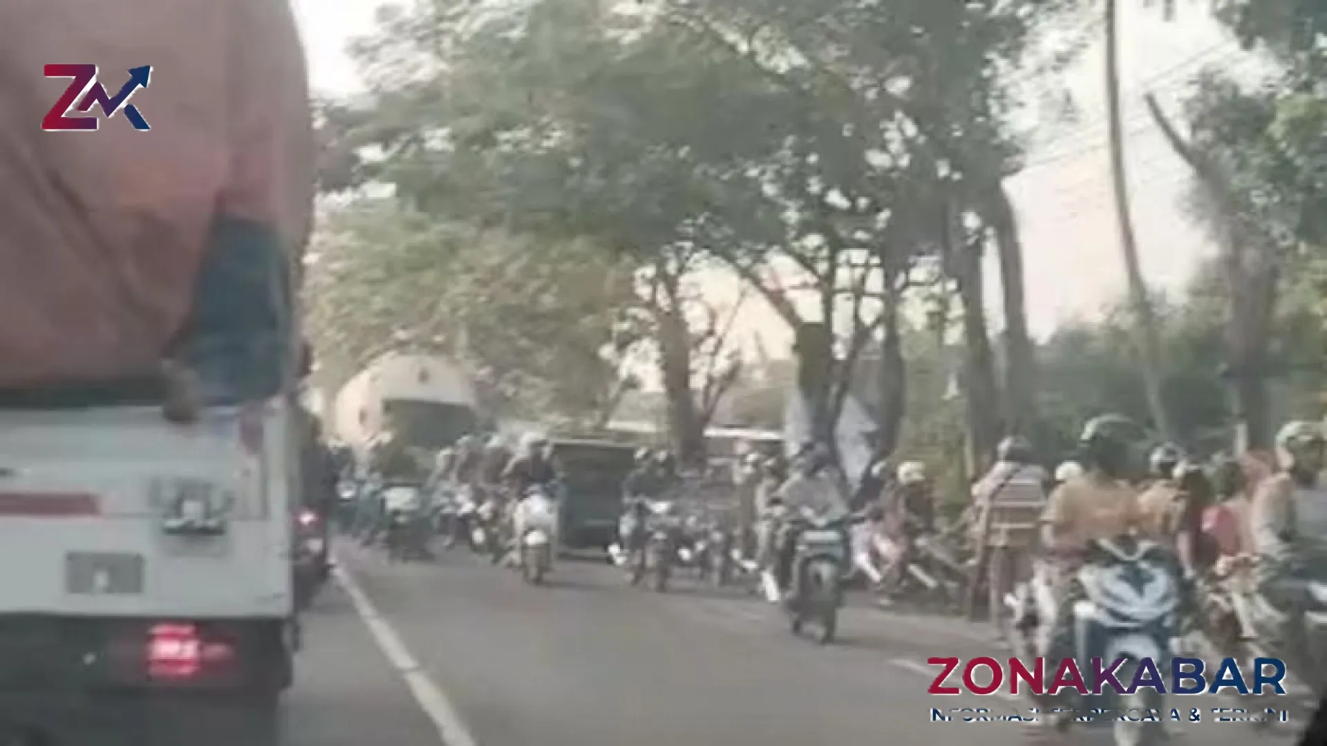 Tragedi Jalur Pantura Rejoso: Gagal Menyalip, Pemotor Vixion Tewas Mengenaskan Terlindas Dump Truk