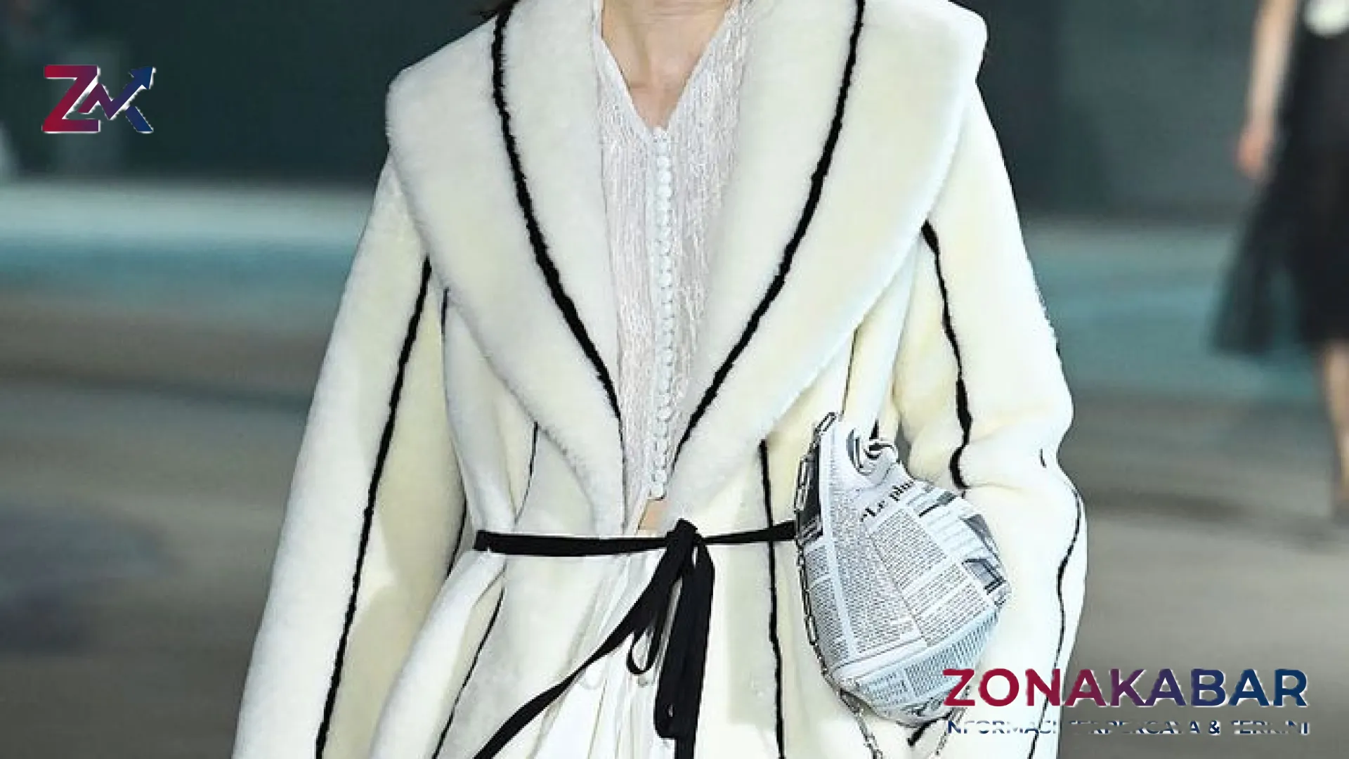 Lahir Kembali di Hollywood: Dior Cruise 2027 dan Kembalinya Motif Koran yang Legendaris