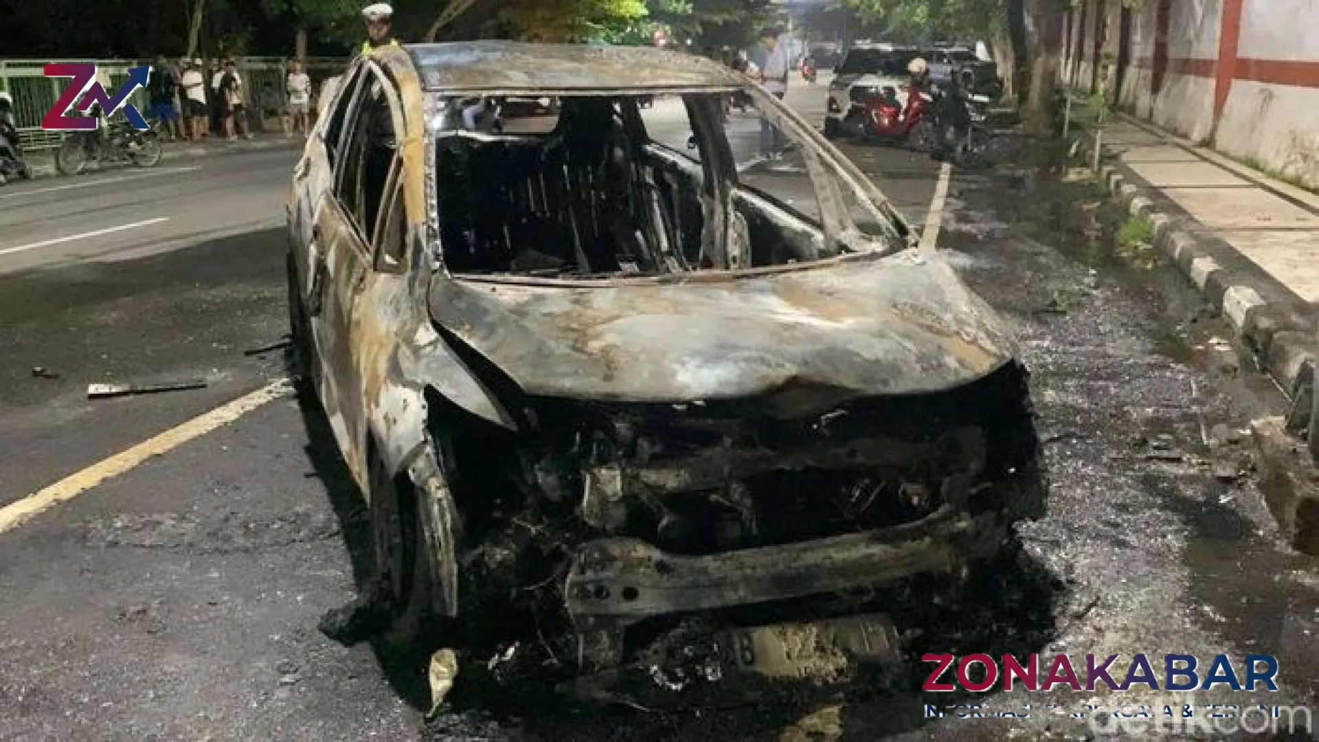 Insiden Dramatis di Semarang: Honda Jazz Ludes Terbakar Setelah Ledakan Misterius di Jalan Tri Lomba Juang