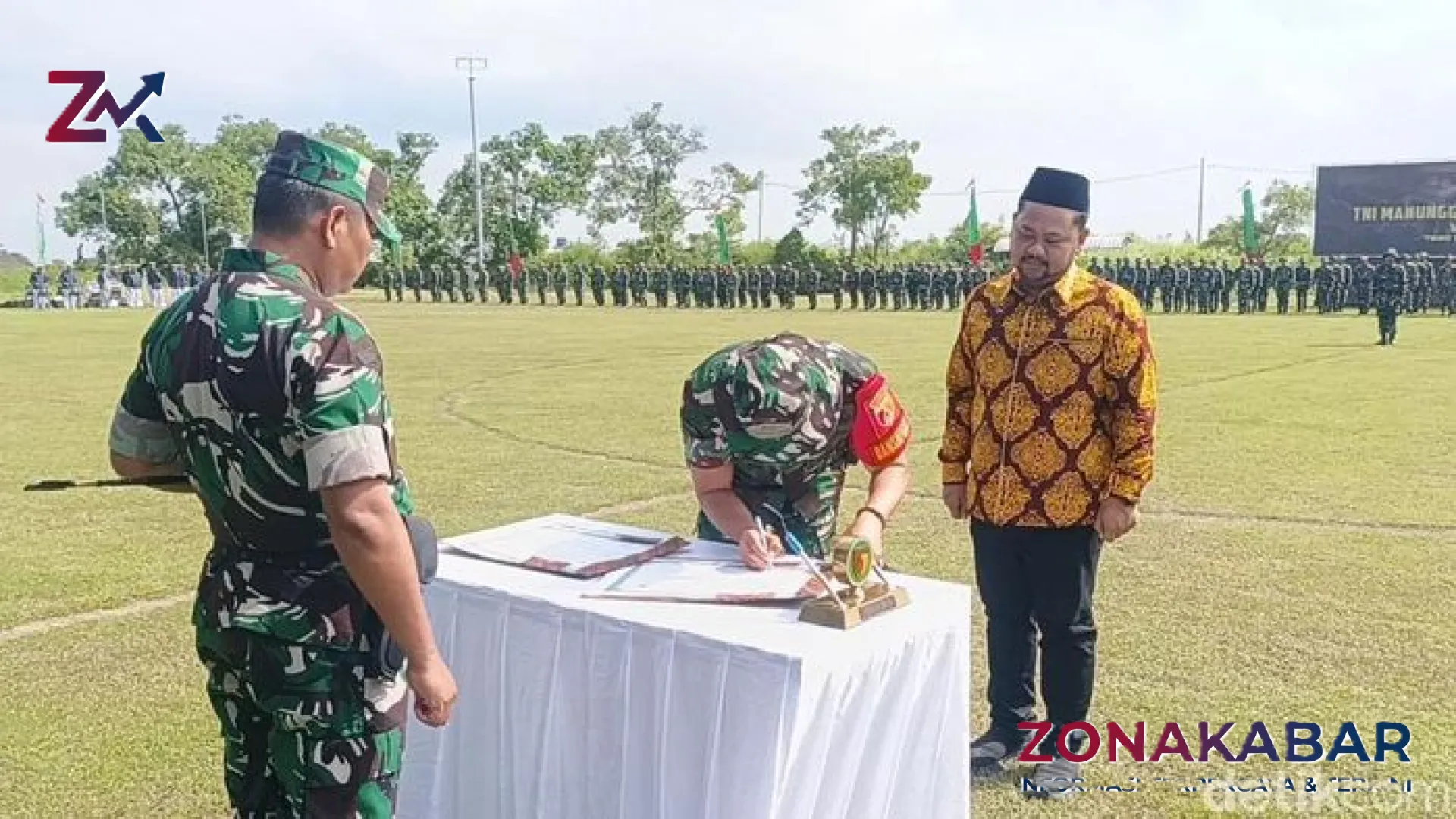 Sinergi Tanpa Batas: Gus Yani Fokuskan Pembangunan Jalan Poros Desa Pasca Penutupan TMMD 128 Gresik