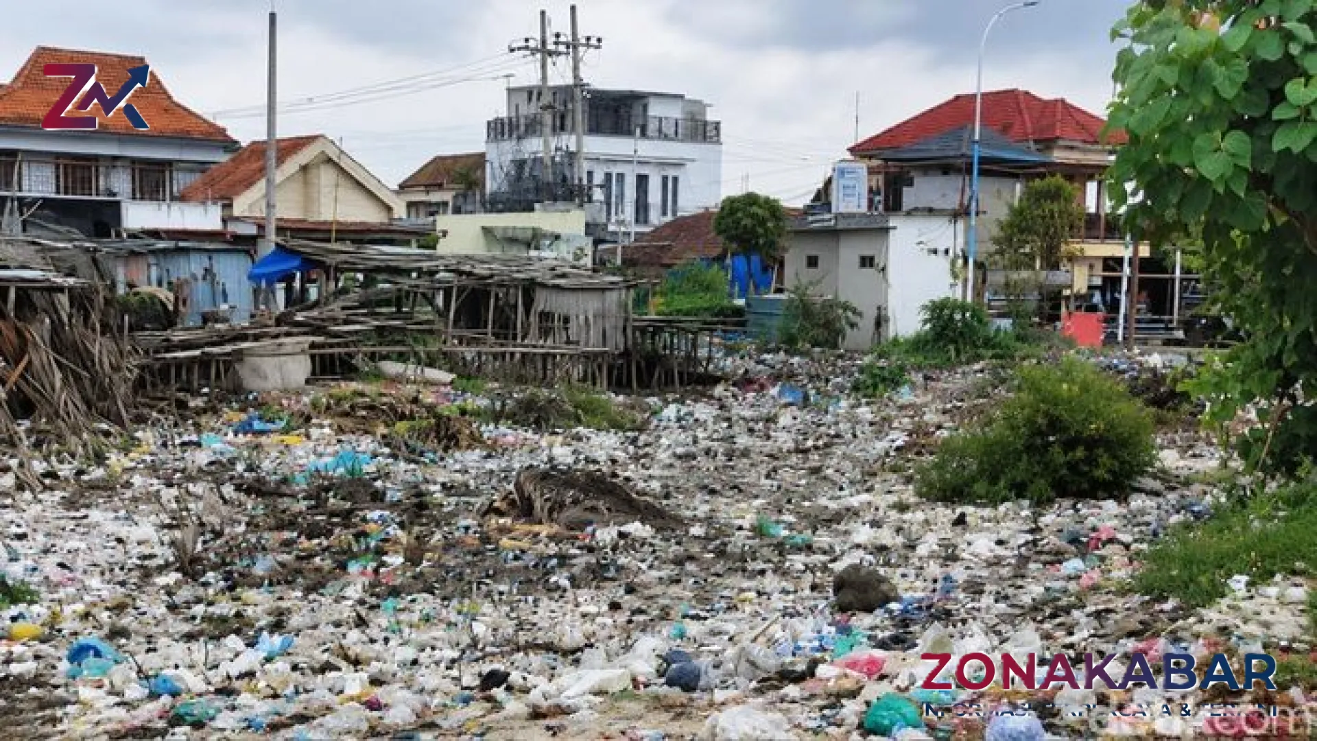 Potret Buram Pesisir Branta Pamekasan: Saat Keindahan Laut Terkubur dalam Lautan Sampah