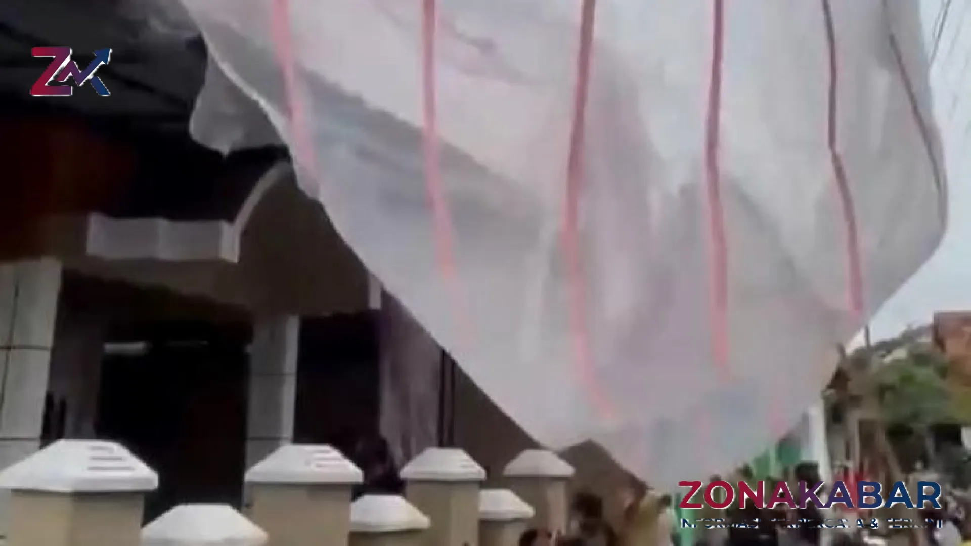 Geger Balon Udara Raksasa Nyangkut di Banyurip Pekalongan: Antara Tradisi dan Ancaman Keselamatan Warga