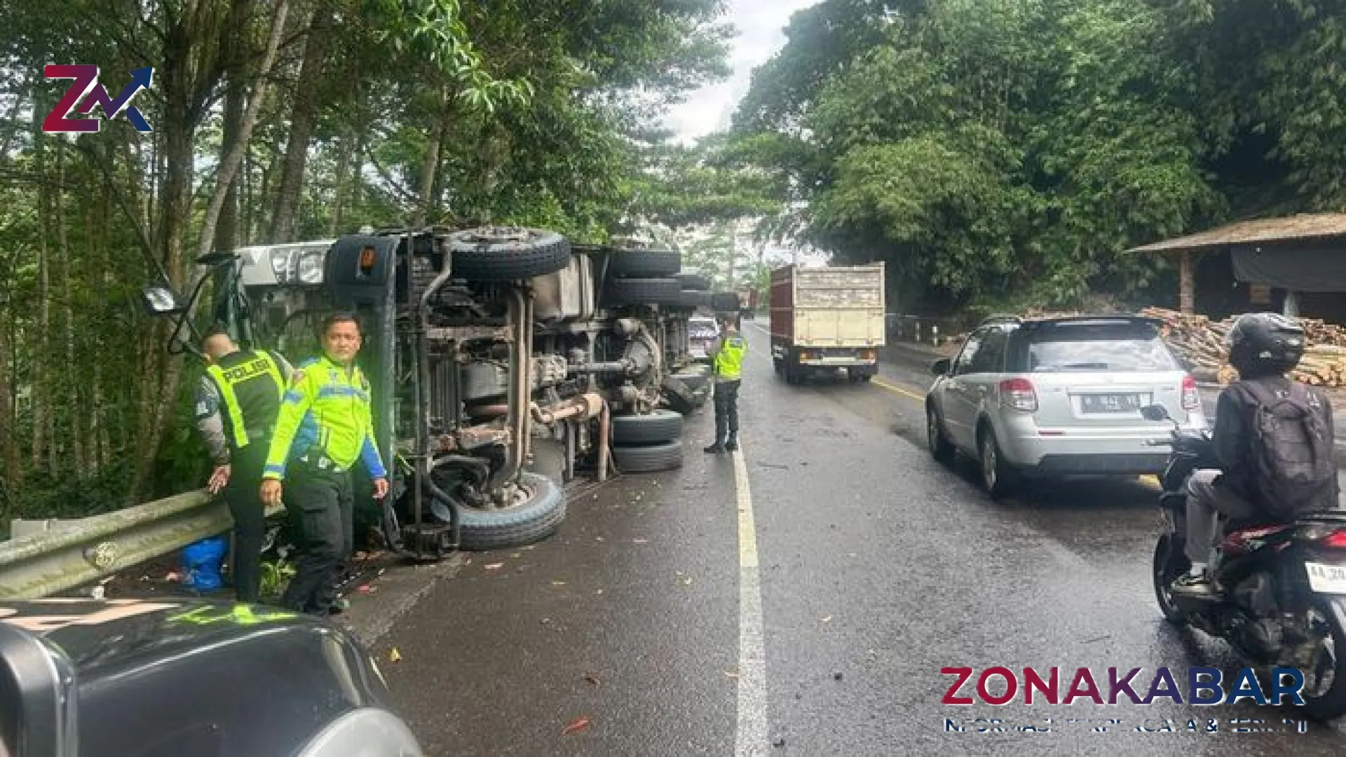 Truk Isuzu Terguling di Jalur Ambarawa-Secang, Waspada Titik Rawan Kecelakaan di Pringsurat Temanggung