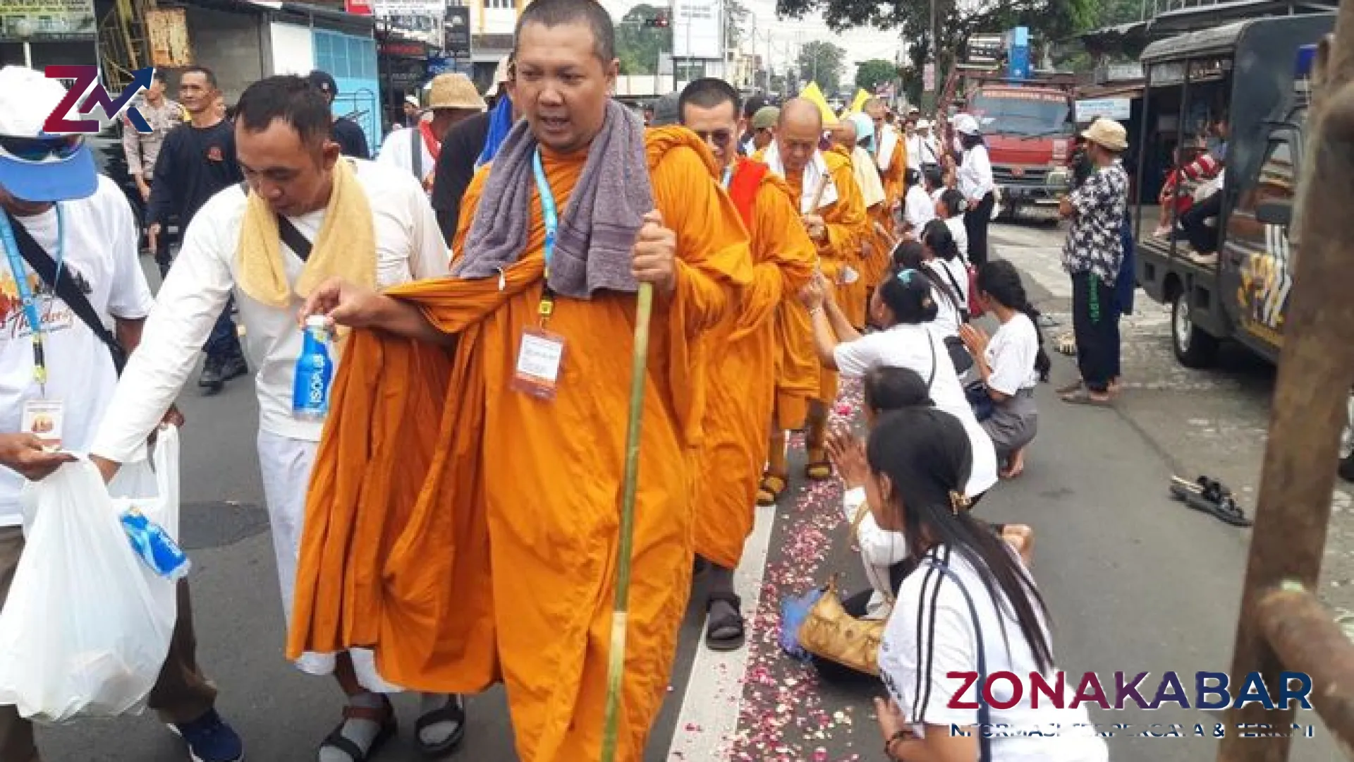 Kisah Perjuangan Biksu Thudong Menaklukkan Tanjakan Gombel: Sebuah Perjalanan Spiritual Menuju Candi Sewu