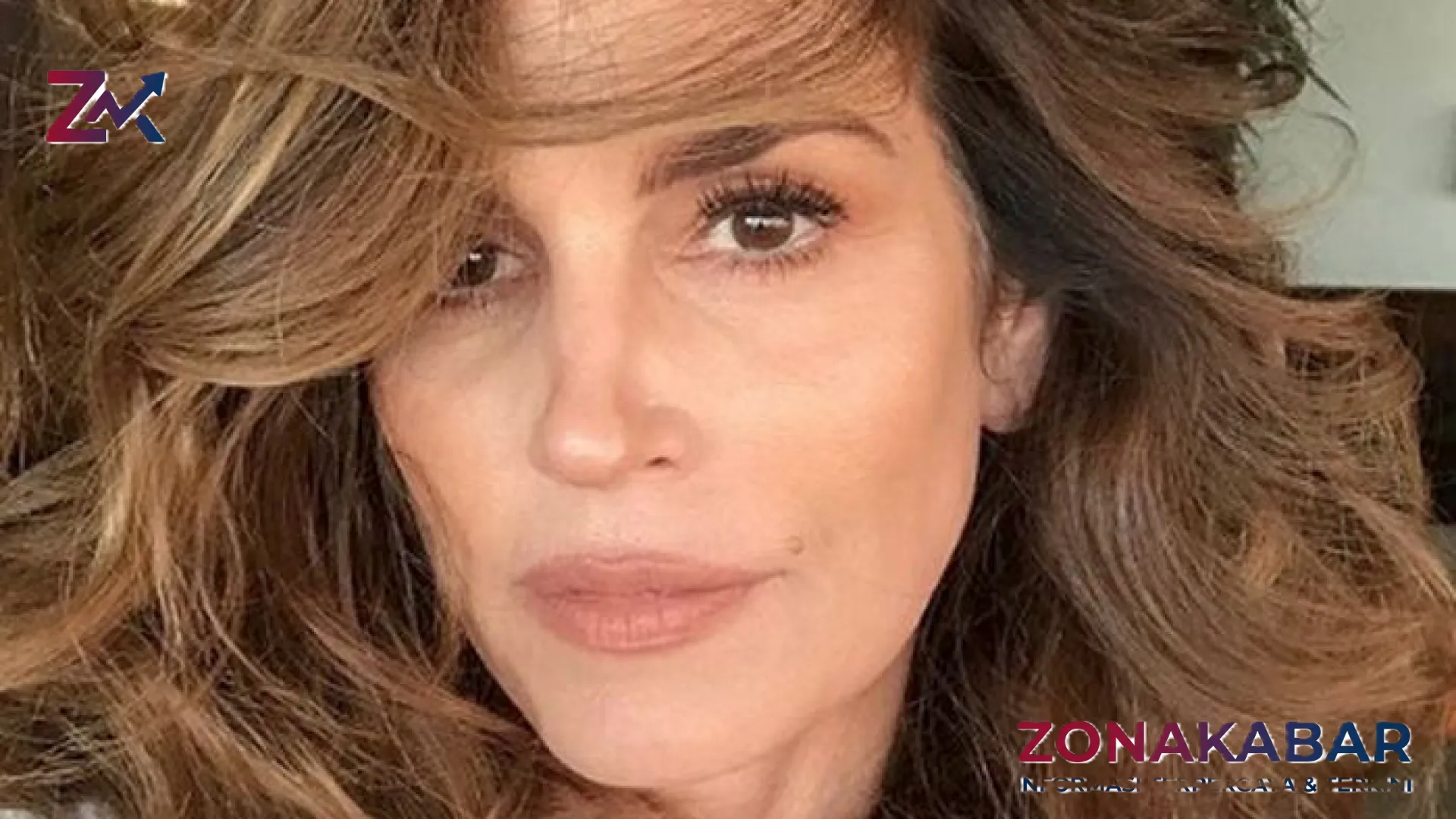 Di Balik Tatapan Ikonik: Kisah 10 Tahun Cindy Crawford Berjuang Melawan Blepharoptosis yang Mengubah Hidupnya