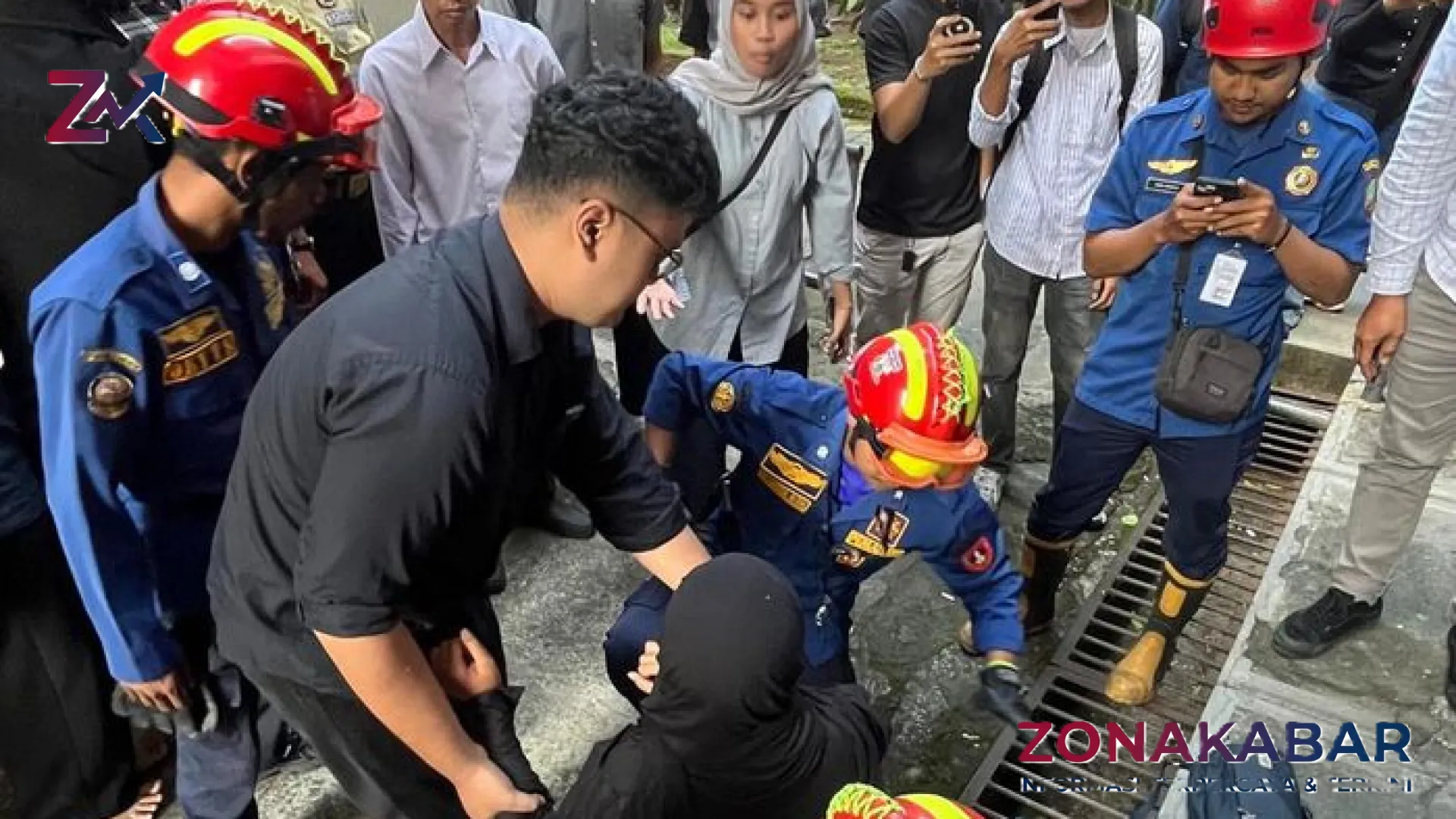 Drama di Kampus UNS: Kaki Mahasiswi Terjepit Selokan, Damkar Solo Turun Tangan Lakukan Evakuasi Dramatis