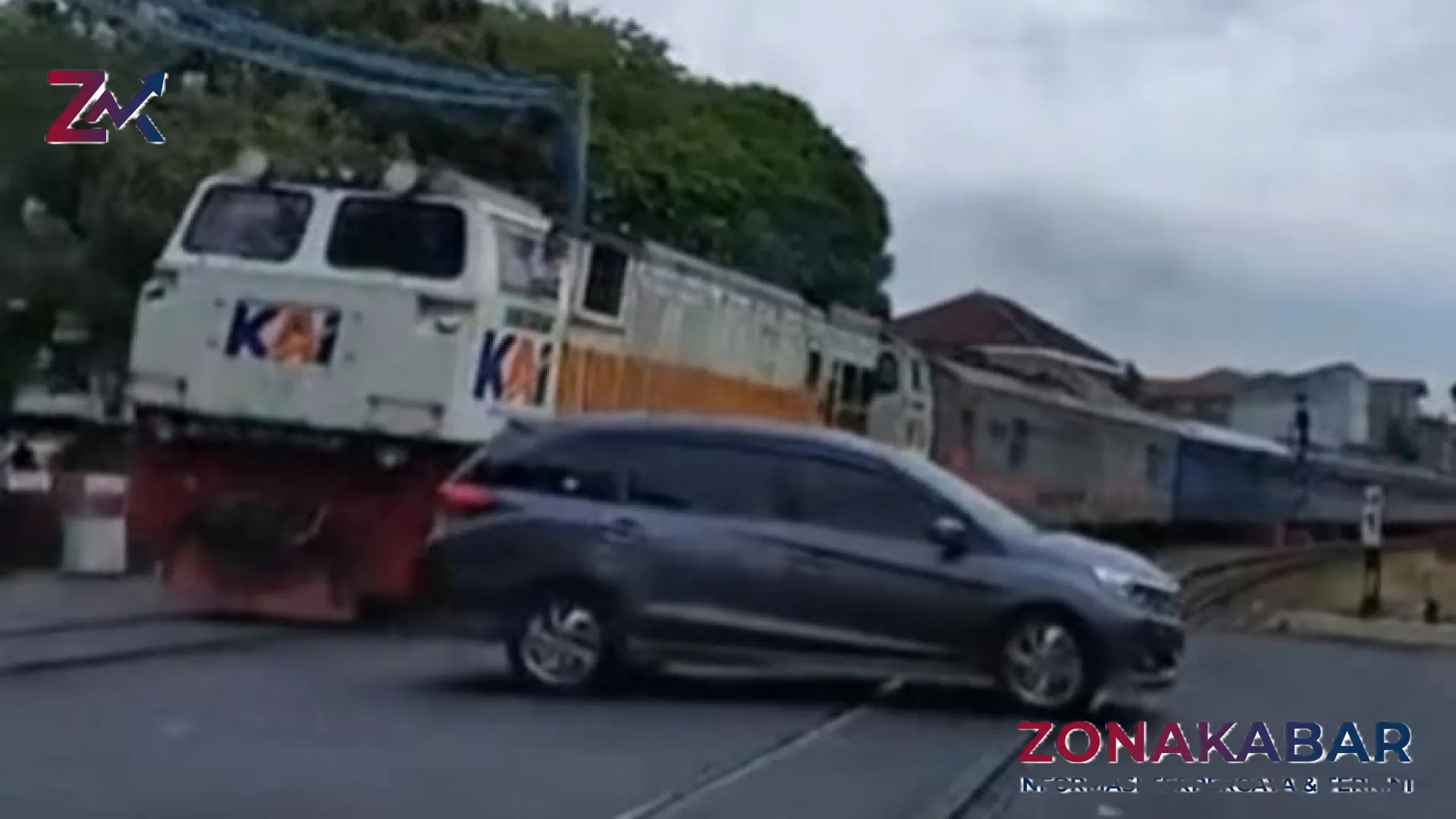 Aksi Nekat Mobil Terobos Perlintasan Layur Semarang: Detik-Detik Nyaris Dihantam KA Anggrek yang Viral