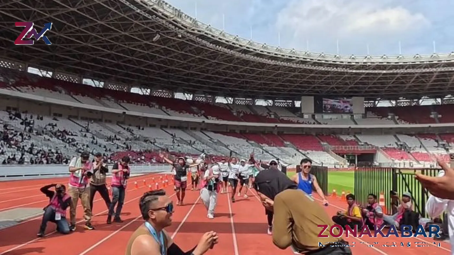 Cinta di Garis Finish: Kisah Haru Pelari Lamar Kekasih Usai Taklukkan 42K di Jakim 2026